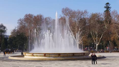 Sevilla-berühmten-touristischen-Ort-Brunnen-der-plaza-de-espana-4-k-Spanien