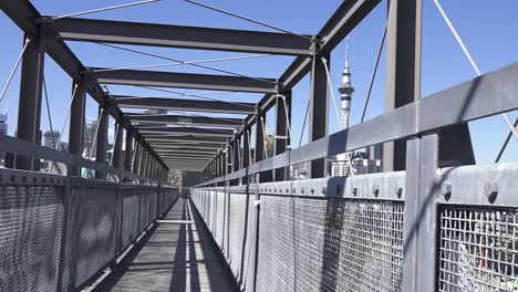 Sky-Tower-von-Gantry-Struktur-in-Wynyard-Viertel-von-Auckland-neue