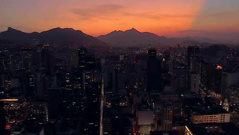 Volar-por-encima-de-Rio-de-Janeiro,-Brasil,-el-centro-de-la-ciudad-al-atardecer