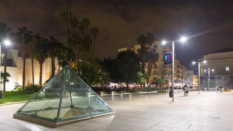 Málaga-Nachtlicht-Stadt-Platz-in-der-Nähe-von-Ruinen-4-k-Zeitraffer-Spanien