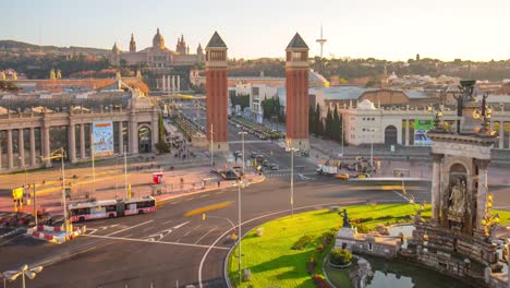 Centro-comercial-de-sol-vista-desde-la-terraza-sobre-placa-de-España-4-K-lapso-de-tiempo-de-Barcelona