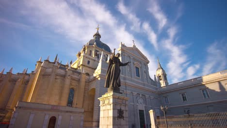 Madrid-Sonne-Licht-blauer-Himmel-almudena-Kathedrale-bis-anzeigen-4-k-Zeitraffer-Spanien