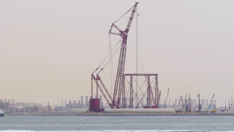 Ciudad-de-dubai-de-día-de-grúa-de-la-construcción-en-el-Mar-Rojo-de-4-k,-Emiratos-Árabes-Unidos