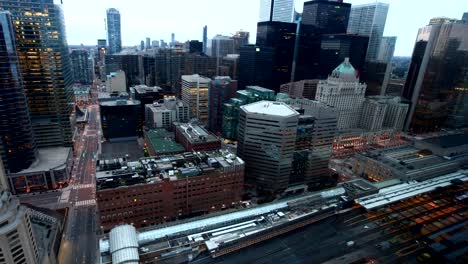 Timelapse-von-Toronto,-Kanada,-in-der-Dämmerung