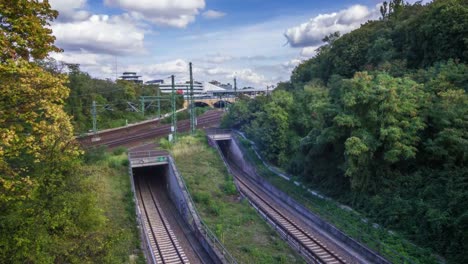 Zeitraffer-der-deutschen-Züge-von-besuchten-Büromärkte-Bahnhof