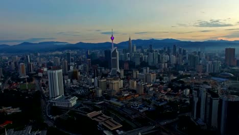 Kuala-Lumpur-Stadt-Skyline-Luftbild-bei-Sonnenaufgang