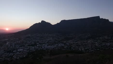 Zeitraffer-der-Sonnenaufgang-und-den-Tafelberg,-Kapstadt,-Südafrika