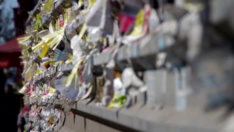 Straße-Werbung-Papier,-die-auf-dem-Zaun-in-der-Stadt