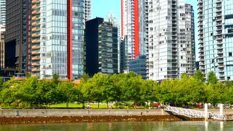 Vancouver,-BC,-Nahaufnahme-Strand-Spaziergang,-Wolkenkratzer-Condominiums