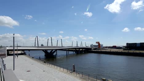 Puente-en-frente-de-la-Universidad-HafenCity,-Hamburgo,-Alemania