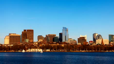 Timelapse-Boston-Stadtzentrum-mit-Segelbooten-auf-den-Vordergrund