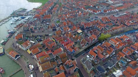 Ciudad-de-Volendam-en-Holanda-del-norte,-aérea-vista-de-agua-y-edificios