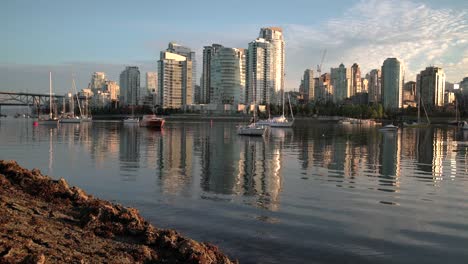 False-Creek-mañana-reflexiones,-4K,-UHD