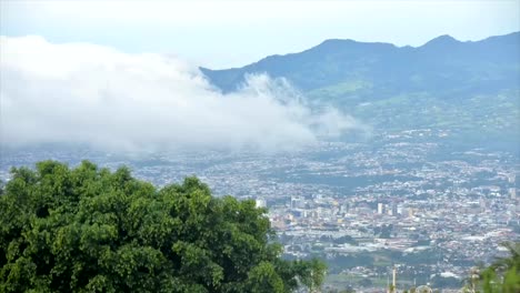 Puesta-de-sol-y-luces-de-la-ciudad-en-la-ciudad