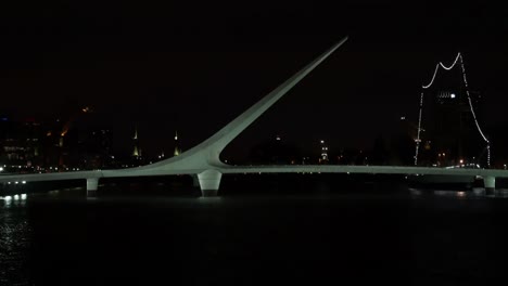 Puente-de-la-mujer-en-Puerto-Madero,-Buenos-Aires