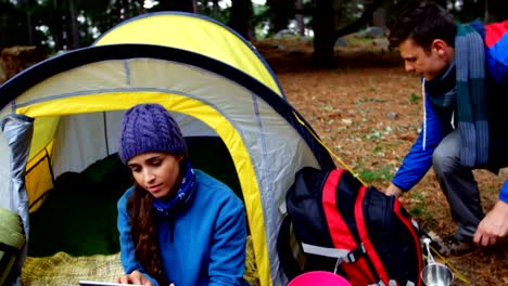 Hiker-woman-using-her-tablet-computer