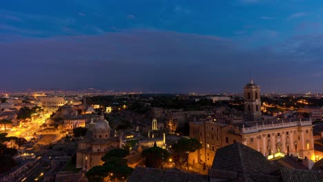 Italia-al-atardecer-Crepúsculo-Roma-famoso-altare-della-panorama-de-foro-romano-de-azotea-de-patria-4k-lapso-de-tiempo