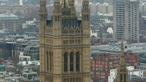 Eines-der-höchsten-Gebäude-in-London-mit-einer-Flagge-auf-der-Oberseite