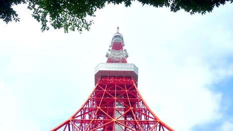 Tokyo-Tower-von-unten-im-blauen-Himmel