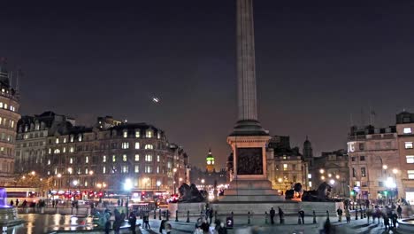 People-flocks-on-the-monument-in-a-rotonda-in-London