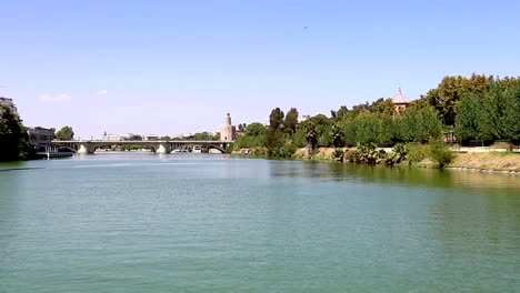 Torre-del-Oro-oder-Golden-Tower-(13.-Jahrhundert)-über-den-Guadalquivir,-Sevilla,-Andalusien,-südliche-Spanien