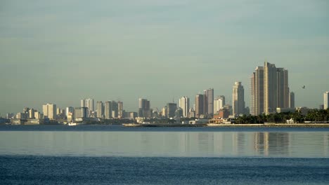 Stadt-mit-Wolkenkratzern-und-Gebäuden.-Philippinen,-Manila,-Makati