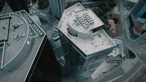 Toma-aérea-drone-de-una-ciudad-centro-de-la-ciudad-con-rascacielos-de-cristal-y-el-tráfico.