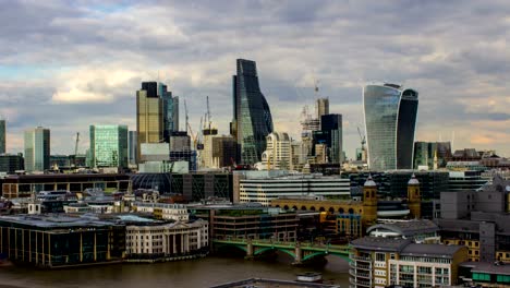 Edificios-de-negocios-y-río-Támesis,-vista-panorámica,-Londres,-Reino-Unido,-lapso-de-tiempo