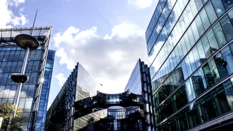 Geschäftsgebäude-Glas-Wolkenkratzer-und-Wolken-Zeitraffer