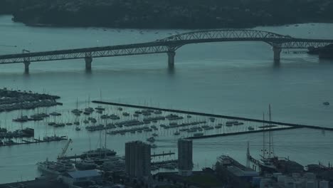 Waitemata-Harbour-Bridge-in-Auckland-City,-Neuseeland