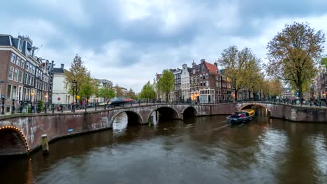 Amsterdam-city-skyline-day-to-night-timelapse-at-canal-waterfront,-Amsterdam,-Netherlands,-4K-Time-Lapse