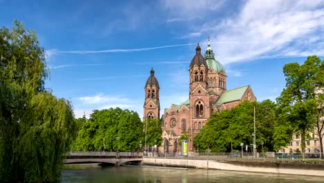 München-Stadt-Skyline-Timelapse-bei-St.-Lukas-Church-und-Isarauen,-München,-Deutschland,-4K-Zeitraffer