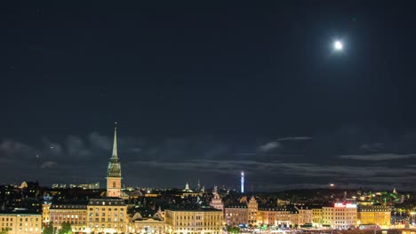 Horizonte-de-Estocolmo,-Gamla-stan-de-noche-4K-Time-Lapse-Tilt.-Paisaje-de-pueblo-viejo,-puente-con-tráfico