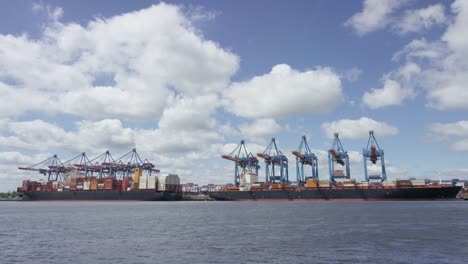 Ansicht-der-Containerschiffe-am-Container-terminal-Hamburg