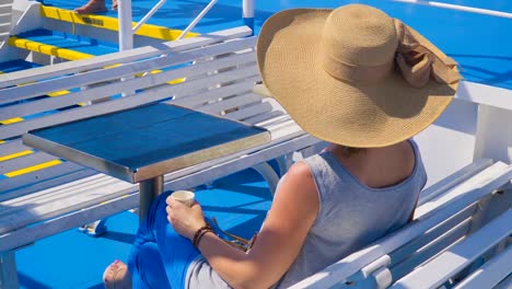 Joven-hermosa-mujer-beber-café-por-la-mañana-en-el-barco-de-crucero