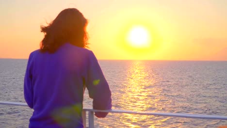 Silhouette-der-junge-attraktive-Frau-Sonnenuntergang-am-Kreuzfahrt-Schiff-im-Meer