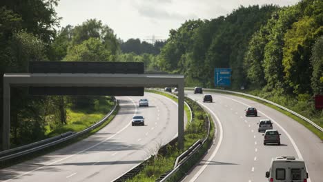 Zeitraffer-der-Verkehr-auf-einer-Autobahn-im-Rack-Fokus