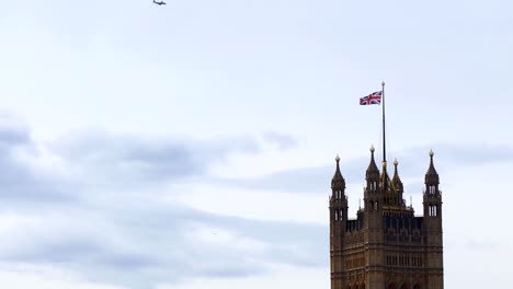 Flugzeuge-über-Victoria-Tower-in-London