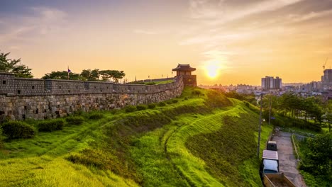 Timelapse-of-Hwaseong-Fortress-in-Suwon,-South-Korea.