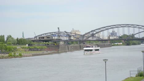 Frankfurt-Am-Main,-Juni-2017-bei-gutem-Wetter