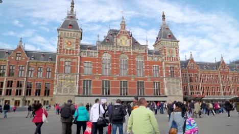 A-building-in-Amsterdam-where-lots-of-people-walking-by