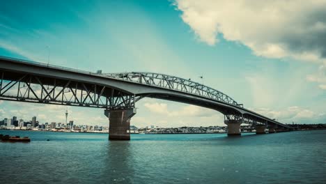 Tiempo-lapso-Auckland-Harbour-Bridge-que-refleja-en-Westhaven-Marina-en-Auckland