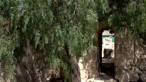 A-través-del-pequeño-agujero-en-la-pared-de-piedra-en-Israel