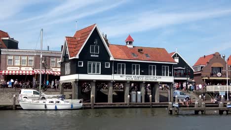 Volendam-un-pueblo-histórico-en-el-markermeer,-Países-Bajos,-4K