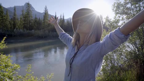 Mujer-joven-viaja-a-Canadá-está-parado-por-los-brazos-del-río-multi-cultural