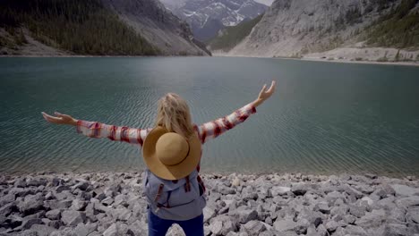 Junge-Frau-Wanderer-ausgestreckten-am-Bergsee