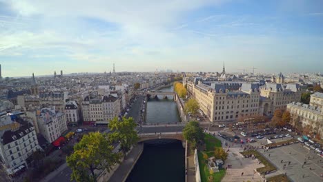 Vista-aérea-de-París-con-la-Catedral-de-Notre-Dame