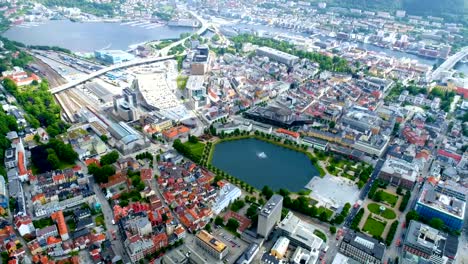 Bergen-es-una-ciudad-y-municipio-en-Hordaland,-en-la-costa-oeste-de-Noruega.-Bergen-es-la-segunda-ciudad-de-Noruega.