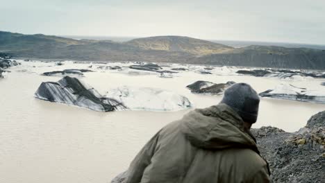 Schönen-jungen-Mann-Wandern-in-den-Bergen-in-der-Nähe-der-Vatnajökull-Eis-Lagune,-Blick-auf-Gletscher-in-Island