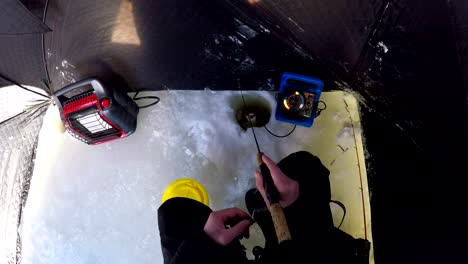 Hombre-preparando-para-pesca-en-el-hielo-en-nieve-región